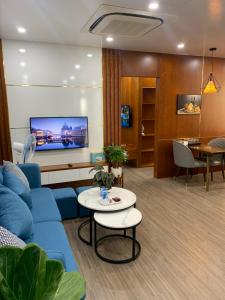 sala de estar con sofá azul y mesa en BaoTran Apartment & hotel, en Ðông Khê