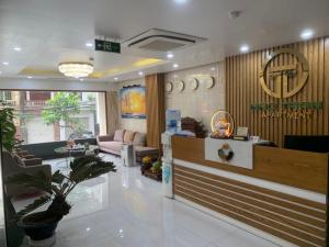 a lobby of a restaurant with a waiting room at BaoTran Apartment & hotel in Ðông Khê
