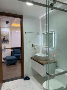y baño con lavabo y ducha acristalada. en BaoTran Apartment & hotel, en Ðông Khê