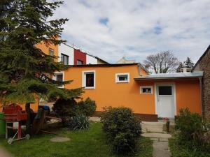 uma casa laranja e branca com um quintal em Apartment Taca 1 em Viena