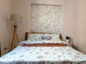 een slaapkamer met een bed met bloemenbehang bij Cozy apartment Maadi Ring road in Caïro