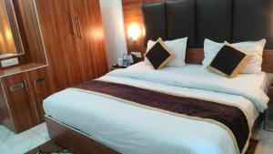 拉姆納格爾的住宿－Seven Corbett，一间卧室配有一张带枕头的大床