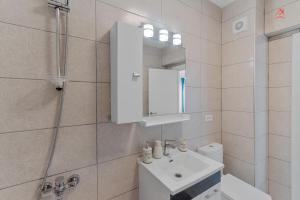 ein Badezimmer mit Waschbecken, Dusche und Toilette in der Unterkunft New World Militari Grand Studio 2 in Bukarest + 21 Fotos