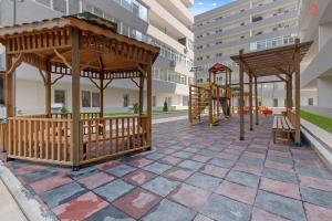 einen Spielplatz in einem Gebäude mit einem hölzernen Pavillon in der Unterkunft New World Militari Grand Studio 2 in Bukarest