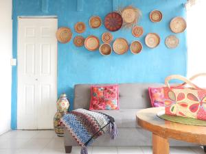 ein Wohnzimmer mit einem Sofa und einer blauen Wand in der Unterkunft El Refugio de San Matías in Guanajuato