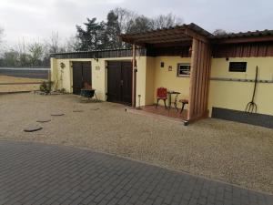 een huis met een patio en een terras met een tafel bij Haus Lupo am Kanal in Castrop-Rauxel