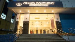 - un accès à un bâtiment avec des escaliers à l'avant dans l'établissement Grand Continent Secunderabad A Sarovar Portico Affiliate Hotel, à Secunderābād