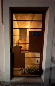 Una puerta con dos macetas. en URBAN PRIVATE SPA, en Porto SantʼElpidio