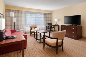 TV a/nebo společenská místnost v ubytování Courtyard by Marriott Dallas Plano in Legacy Park