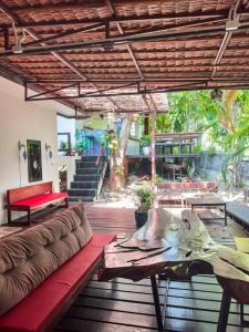 - un salon avec un canapé et une table dans l'établissement Jungle Vibes, à Thongsala