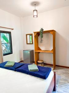 Cette chambre comprend un lit et une étagère. dans l'établissement Jungle Vibes, à Thongsala