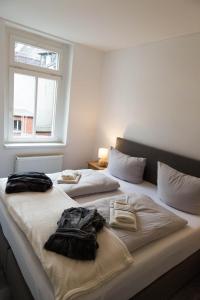 a bedroom with two beds with towels on them at Studiowohnungen Am Neuberinhaus F&G Apartments in Reichenbach im Vogtland