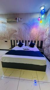 Una cama o camas en una habitación de Hotel Lions lounge