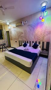 Hotel Lions lounge tesisinde bir odada yatak veya yataklar
