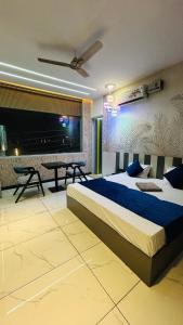 1 dormitorio con 1 cama grande y 1 mesa en Hotel Lions lounge en Hisār