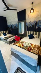 1 dormitorio con 2 camas en una habitación en Hotel Lions lounge en Hisār