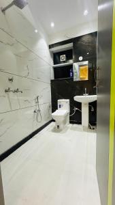 uma casa de banho com um WC e um lavatório em Hotel Lions lounge em Hisār
