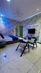 sala de estar con cama, mesa y sofá en Hotel Lions lounge en Hisār