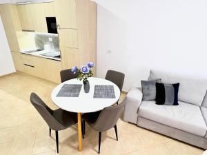 都拉斯Apartmán Hany的客厅里有一张桌子和一张沙发