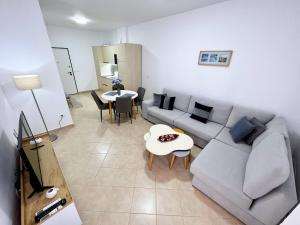 都拉斯Apartmán Hany的客厅里有一张沙发和一张桌子。