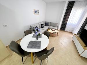 都拉斯Apartmán Hany的客厅里有一张白色的桌子和一张沙发 更多17张照片