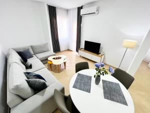 都拉斯Apartmán Hany的客厅里有一张沙发和一张桌子。