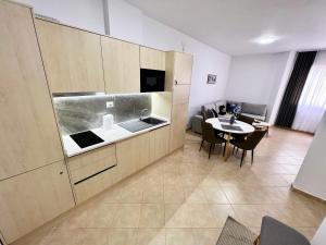都拉斯Apartmán Hany的一个带水槽和桌子的厨房