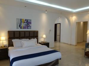 Tempat tidur dalam kamar di Stay House in Dubai