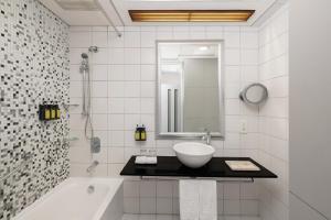 Uma casa de banho em Nina Hotel Causeway Bay