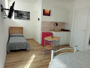 1 dormitorio con cama, mesa y cocina en Paolessi House en Rieti