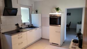 Dapur atau dapur kecil di Ferienwohnung Löfer-Wasserblick +8 gambar