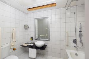 Uma casa de banho em Nina Hotel Causeway Bay