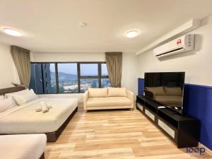 吉隆坡的住宿－Arte Cheras Kuala Lumpur by Loop Suites，客房设有两张床、一张沙发和一台电视。