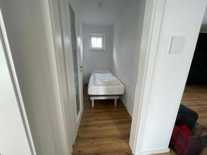 a hallway with a bed in a small room at Gemütliche Wohnung im Herzen von Schwäbisch Gmünd in Schwäbisch Gmünd