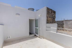 ein leeres Zimmer mit einem Fenster auf einem Gebäude in der Unterkunft Town House in the Heart of Luqa - close to Malta International Airport in Luqa