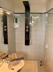 y baño con ducha, lavabo y aseo. en Sea Lodge Mardorf, en Neustadt am Rübenberge