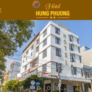 duży biały budynek ze słowami hotel hong phong w obiekcie Hottel HÙNG PHƯƠNG cô tô w mieście Đảo Cô Tô