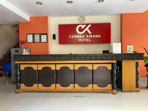 a bar in a hotel with a sign on the wall at Hotel Candra Kirana Syariah Prawirotaman Mitra RedDoorz in Yogyakarta