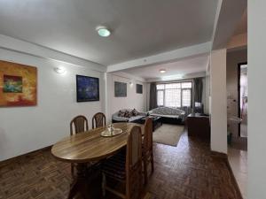 Dongol Residence的电视和/或娱乐中心