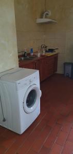 uma máquina de lavar roupa no meio de uma cozinha em Pokój typu studio dla pracownikow z kuchnią i łazienka em Tomaszów Mazowiecki