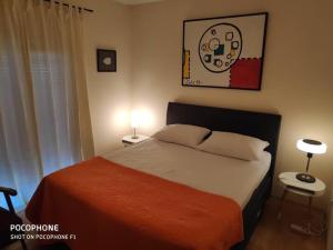 1 dormitorio con 1 cama y 2 mesas con lámparas en Villa Lisinski, en Zadar
