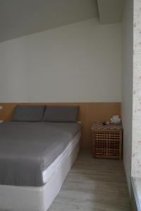 Rúm í herbergi á Coral B&B