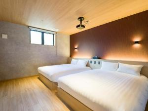 2 Einzelbetten in einem Zimmer mit Fenster in der Unterkunft Rakuten STAY VILLA Nasu Villa Type pet allowed Capacity of 10 persons in Nasu-yumoto