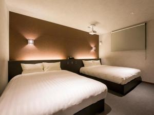 2 camas en una habitación de hotel con sábanas blancas en Rakuten STAY VILLA Nasu Standard Room pet allowed Capacity of 4 persons, en Nasu-yumoto