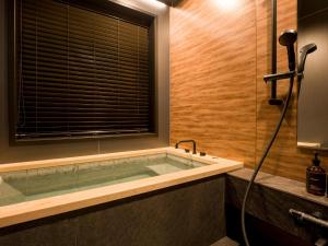 y baño con bañera y ventana. en Rakuten STAY VILLA Nasu Standard Room pet allowed Capacity of 4 persons, en Nasu-yumoto