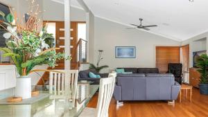 - un salon avec un canapé et une table dans l'établissement The Inlet - Waterfront & Wifi, à Woy Woy