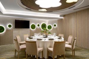 Uma televisão e/ou sistema de entretenimento em Nina Hotel Causeway Bay