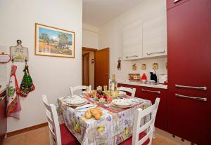una cocina con una mesa con comida. en Villa Mimosa - Appartamento 1 - Happy Rentals, en Desenzano del Garda