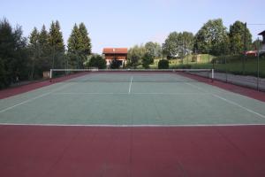 Tennis and/or squash facilities at Bon-Séjour or nearby