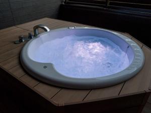 y baño con bañera y grifo. en Rakuten STAY VILLA Nasu with open-air Jacuzzi Room Capacity of 8 persons en Nasu-yumoto